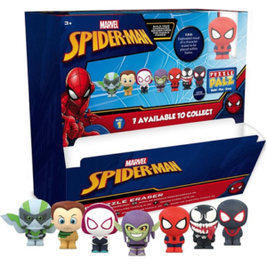 foto del display del 3d puzzle eraser di spider-man, con i personaggi che si trovano all'interno delle capsule a sorpresa