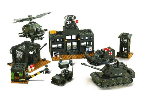 Immagine della costruzione assemblata. Campo base militare con carro armato, jeep, ambulanza, elicottero.