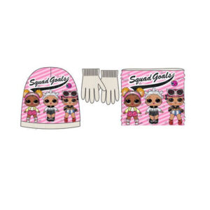 immagine dei guanti di color rosa, del cappello e scaldacollo. Gli ultimi due rosa e con i disegni delle Lol sopra. Su cappello e scaldacollo c'è disegnato il logo Squad Goals.