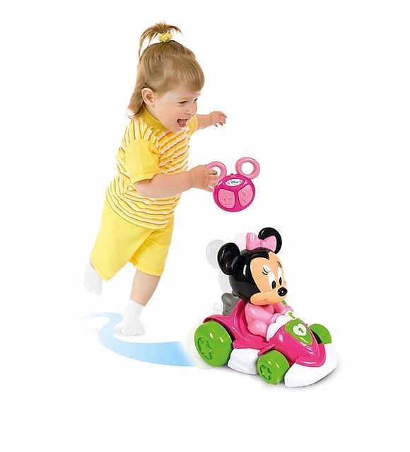 immagine della macchina di Minnie e di una bimba che ci gioca