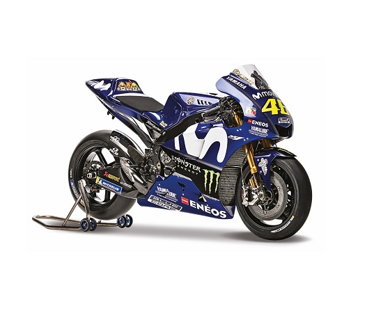 foto della moto yamaha di valentino rossi fuori dalla scatola, posizionata sul suo cavalletto