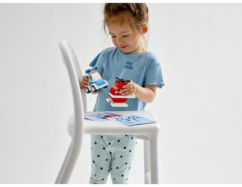 foto di bambina che gioca con il set lego duplo elicottero antincendio e auto della polizia