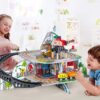 foto che ritrae due bambini che giocano con la ferrovia della miniera