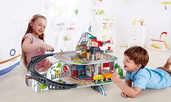 foto che ritrae due bambini che giocano con la ferrovia della miniera
