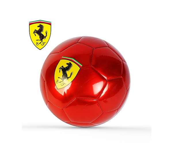 foto del pallone rosso lucido con la stampa dello scudetto ferrari
