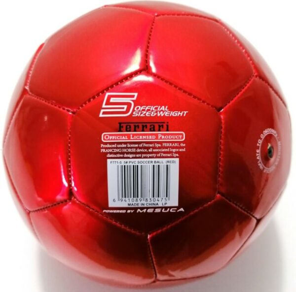 foto del retro del pallone rosso lucido, con l'indicazione "officlial size & weight" e "official licensed product"